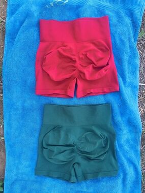 High-Waist Scrunch Butt Shorts - Red & Green